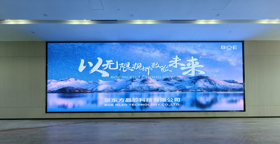 荊州某產(chǎn)業(yè)園p2.5全彩安裝調(diào)試完畢    尺寸：9.6×3.36； 像素點(diǎn)：3840×1344