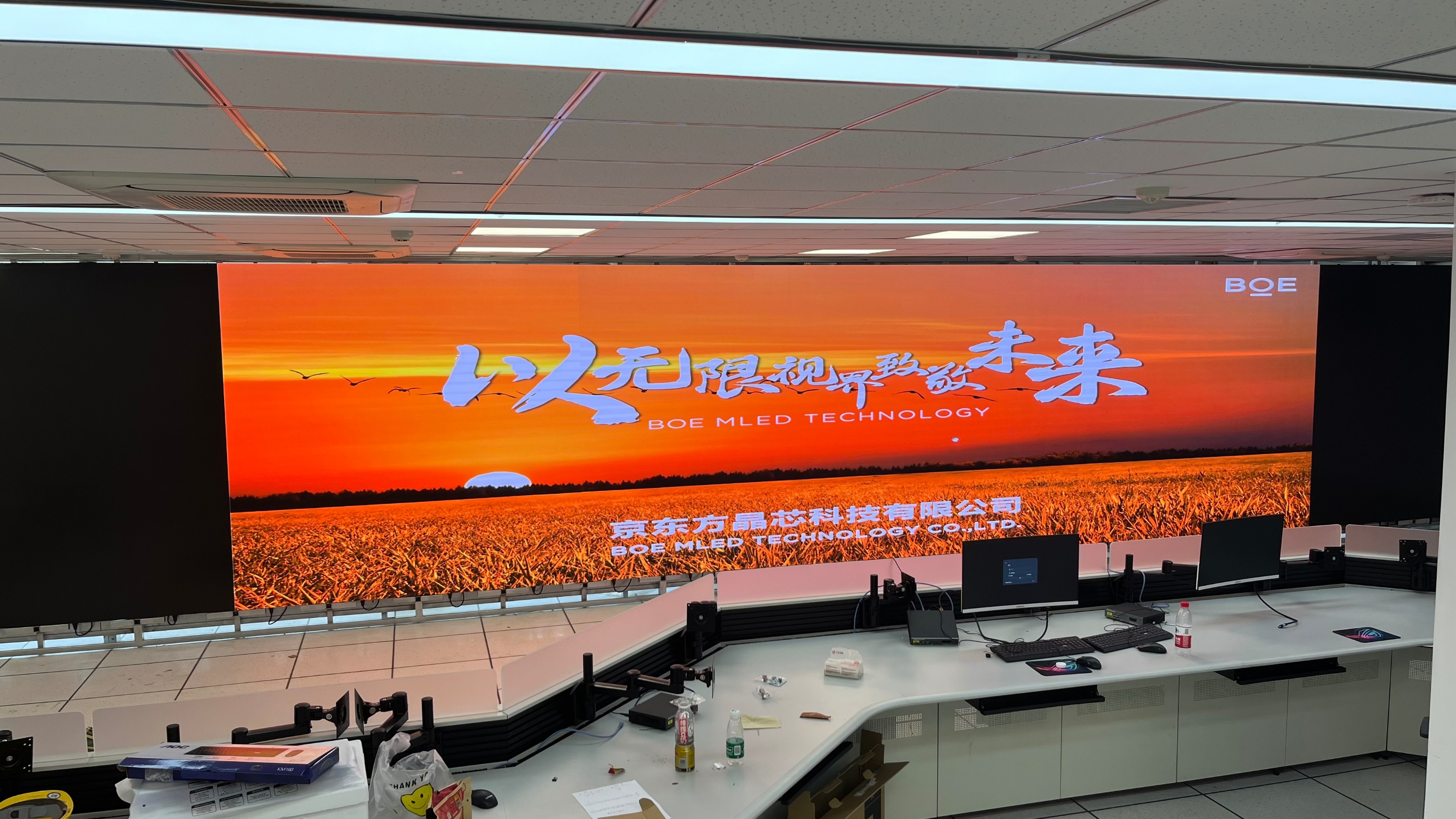蔡甸汽車測試場COB1.2安裝調(diào)試完成   尺寸： 13.8*2.3625 ；像素點(diǎn) ：11040*1890 